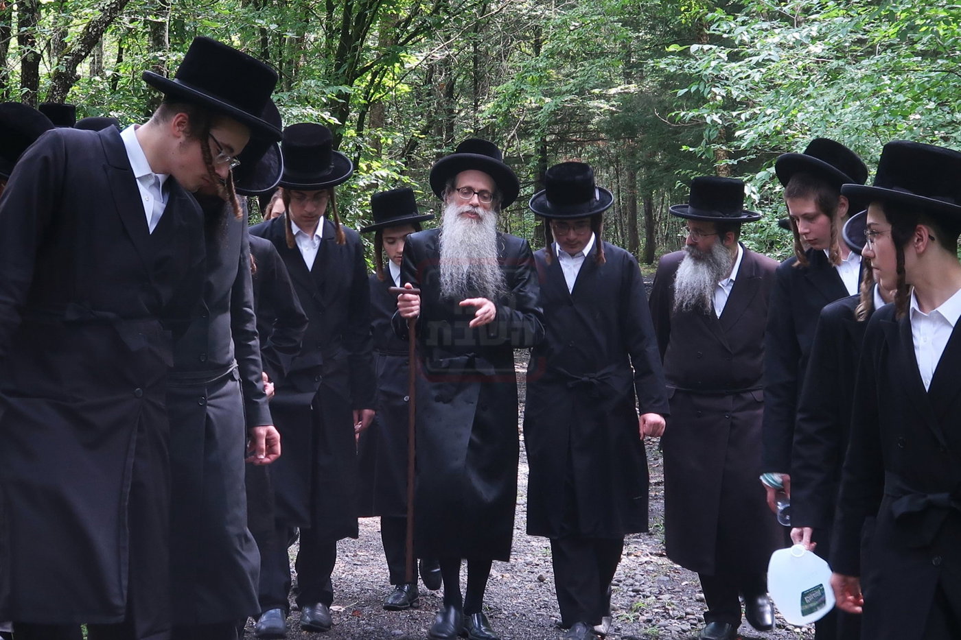 האדמו"ר מצאנז זוועהיל בנאות דשא בקאנטרי