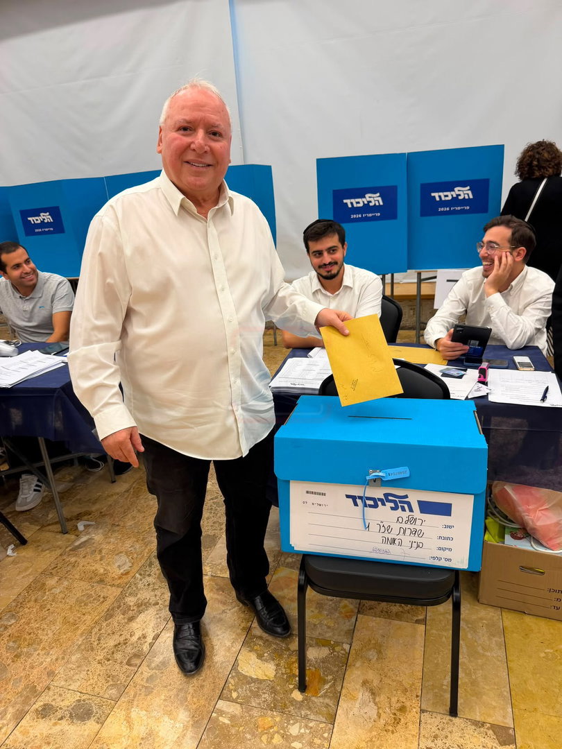 השר דודי אמסלם מצביע