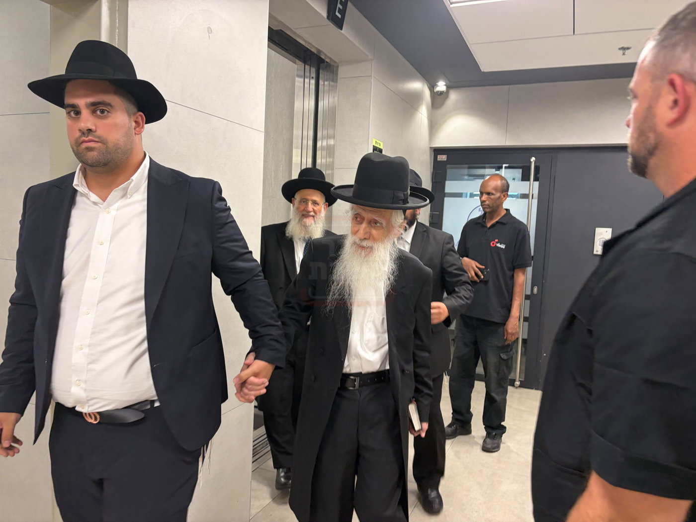 תיעוד בלעדי: חברי מועצת חכמי התורה מתכנסים להכריע את גורל חברי הכנסת