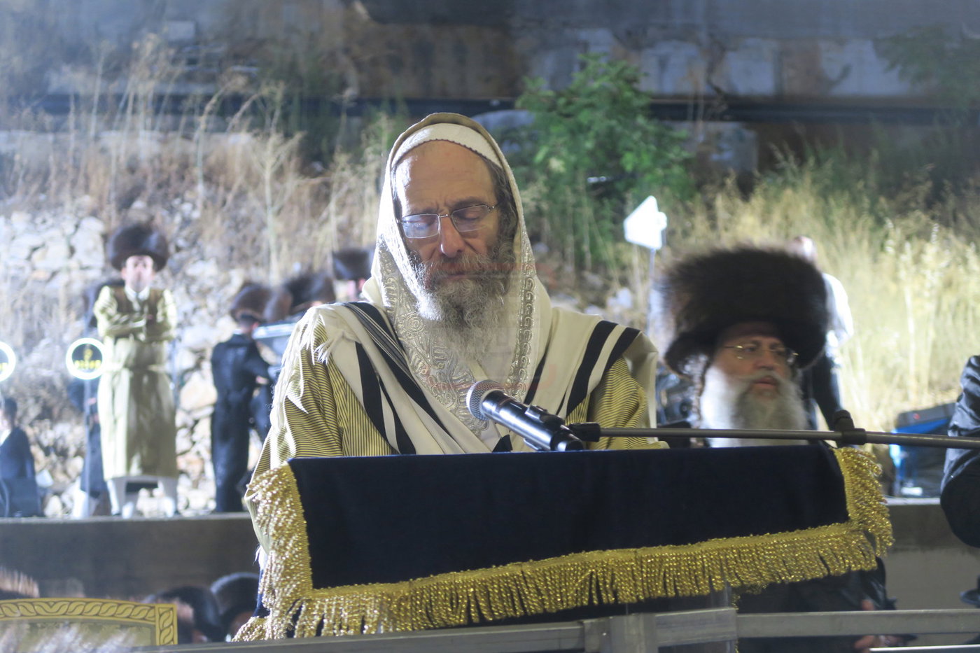 הרה"צ רבי אלימלך בידרמן באמירת הסליחות