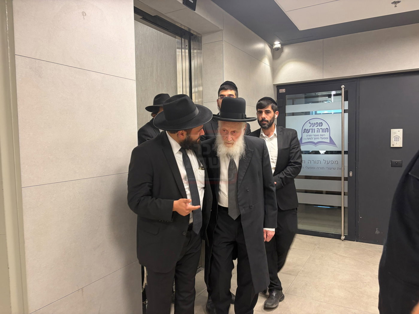 תיעוד בלעדי: חברי מועצת חכמי התורה מתכנסים להכריע את גורל חברי הכנסת