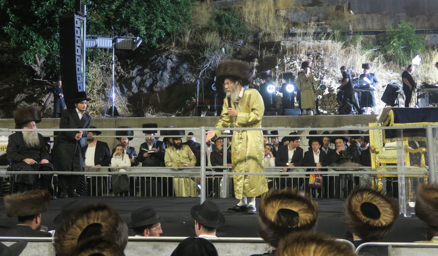 הרה"צ רבי אלימלך בידרמן באמירת הסליחות