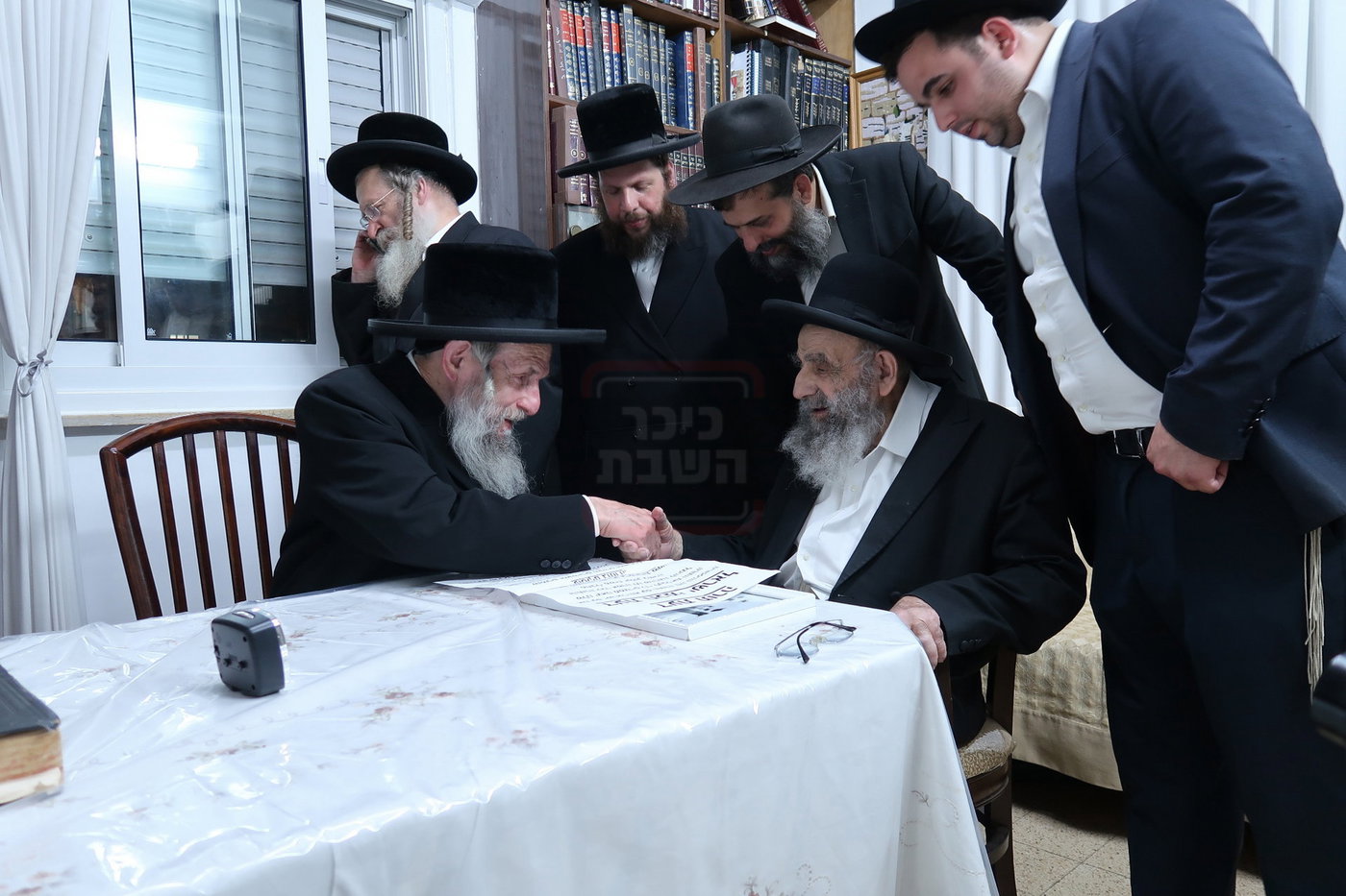 האדמו"ר מסלאנים בביקור אצל הגר"מ צדקה