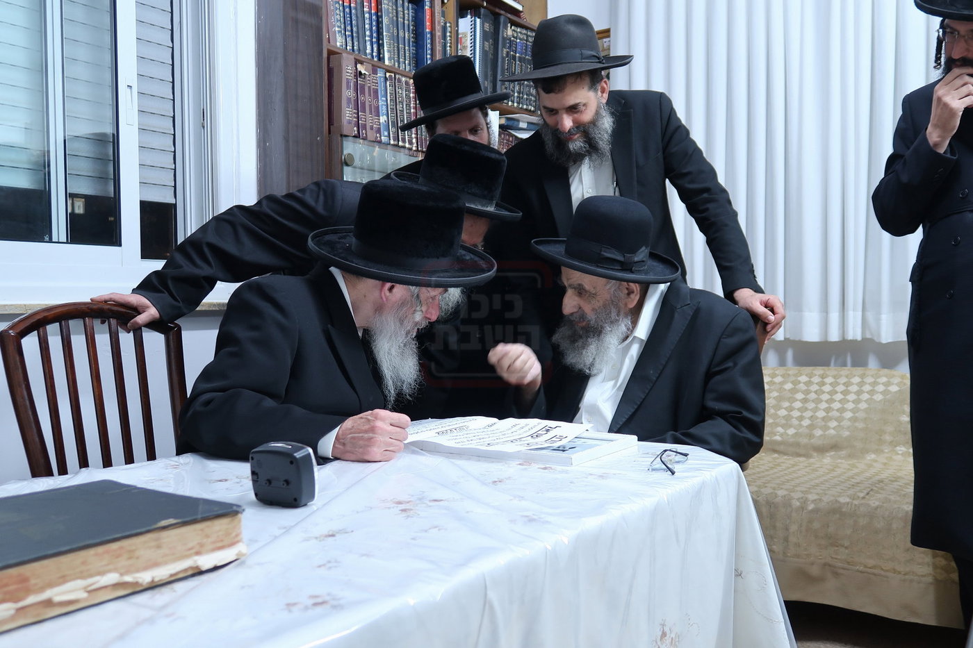 האדמו"ר מסלאנים בביקור אצל הגר"מ צדקה