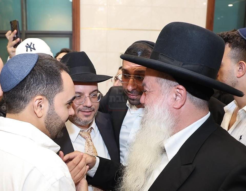הבית נשרף, יועץ התקשורת ניצל | 'זופניק בכיכר' עם כל התמונות, הנייעס והחשיפות של השבוע