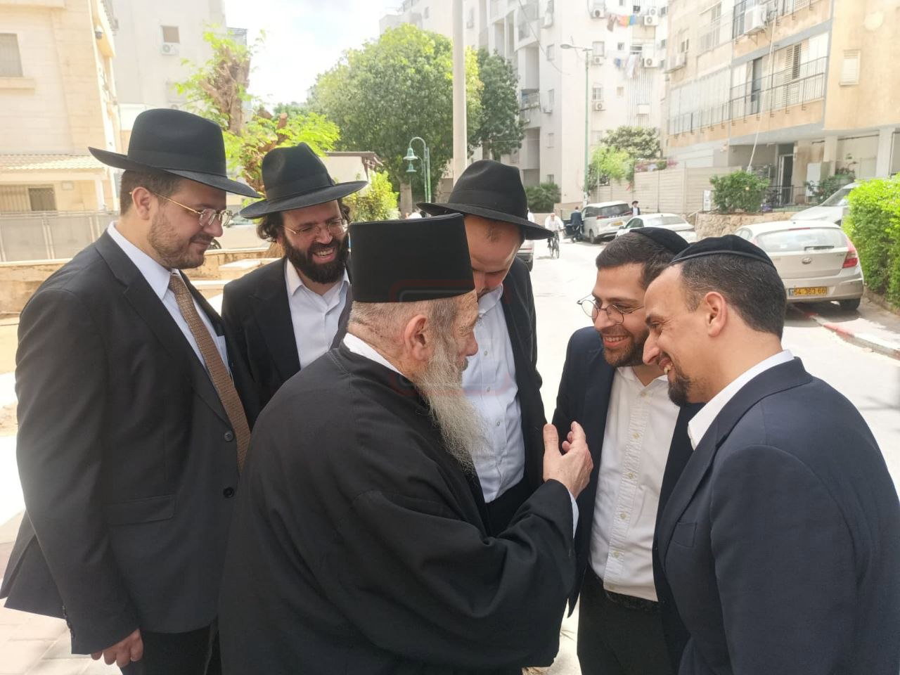 הבית נשרף, יועץ התקשורת ניצל | 'זופניק בכיכר' עם כל התמונות, הנייעס והחשיפות של השבוע