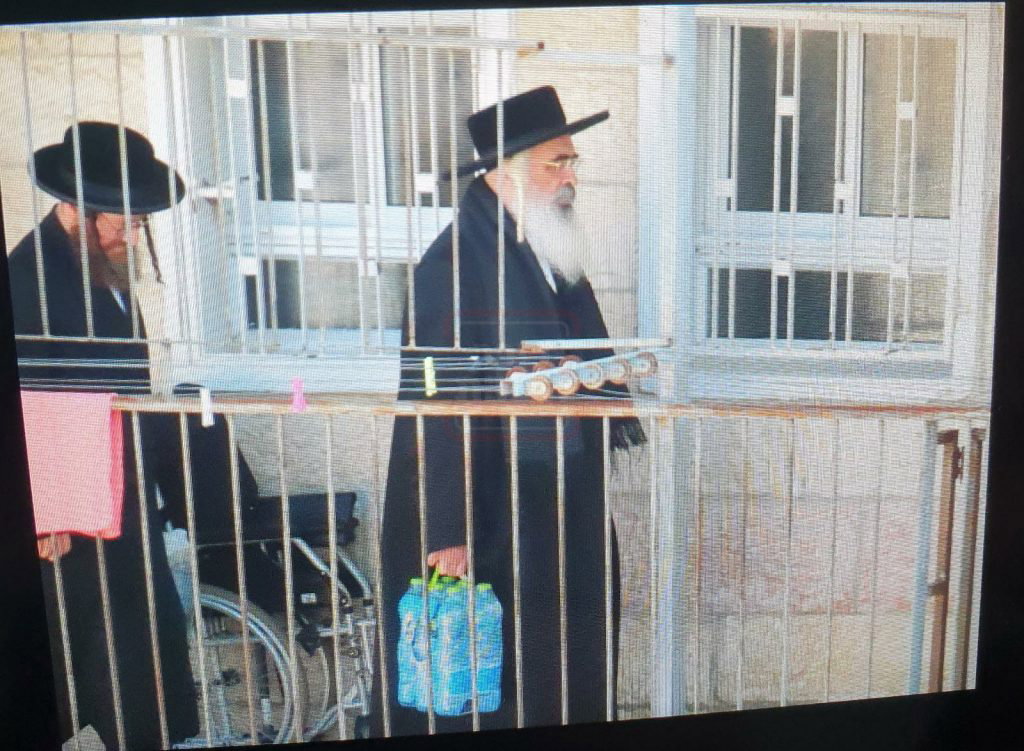 הרבי מדושינסקיא סוחב בקבוקי שתיה