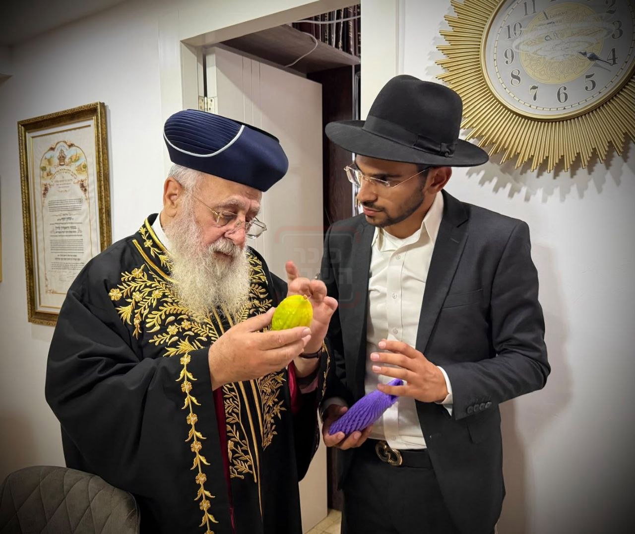 הבית נשרף, יועץ התקשורת ניצל | 'זופניק בכיכר' עם כל התמונות, הנייעס והחשיפות של השבוע