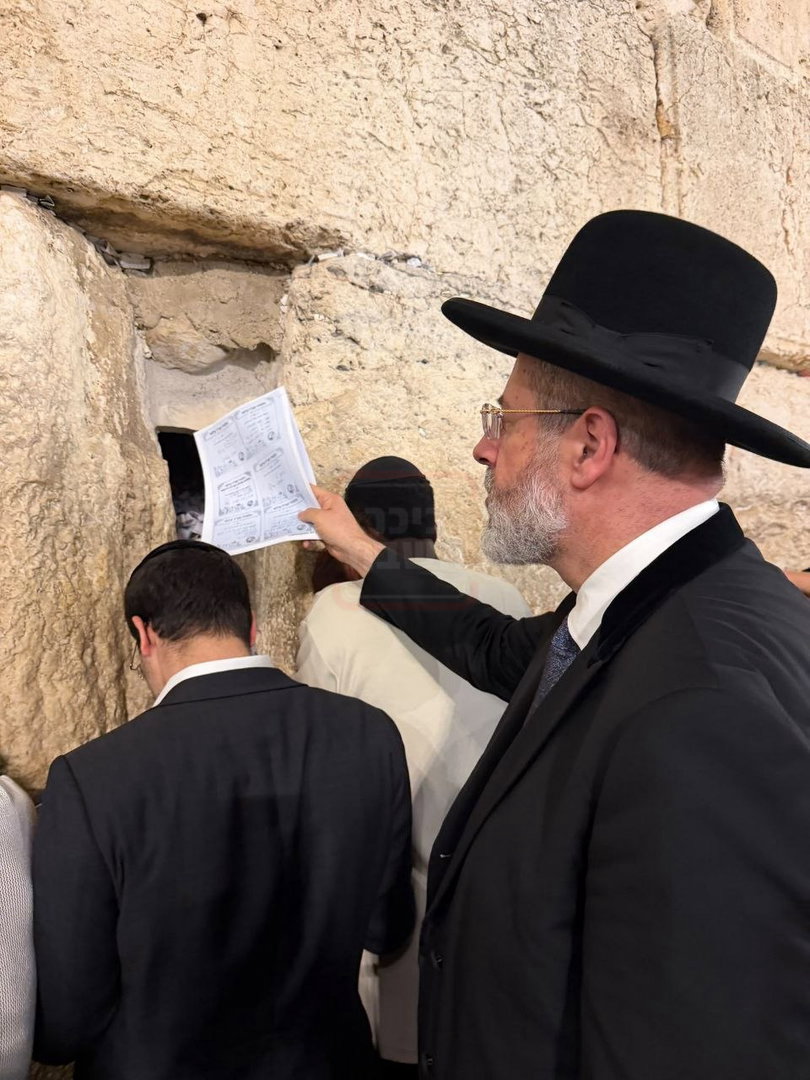 הבית נשרף, יועץ התקשורת ניצל | 'זופניק בכיכר' עם כל התמונות, הנייעס והחשיפות של השבוע