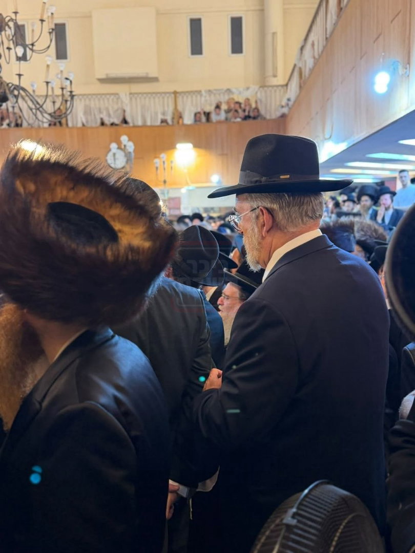 הבית נשרף, יועץ התקשורת ניצל | 'זופניק בכיכר' עם כל התמונות, הנייעס והחשיפות של השבוע