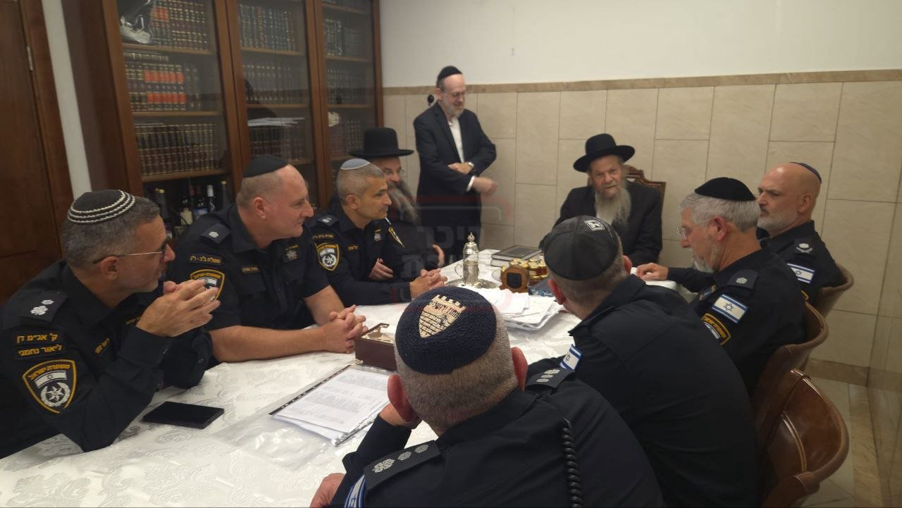 הבית נשרף, יועץ התקשורת ניצל | 'זופניק בכיכר' עם כל התמונות, הנייעס והחשיפות של השבוע