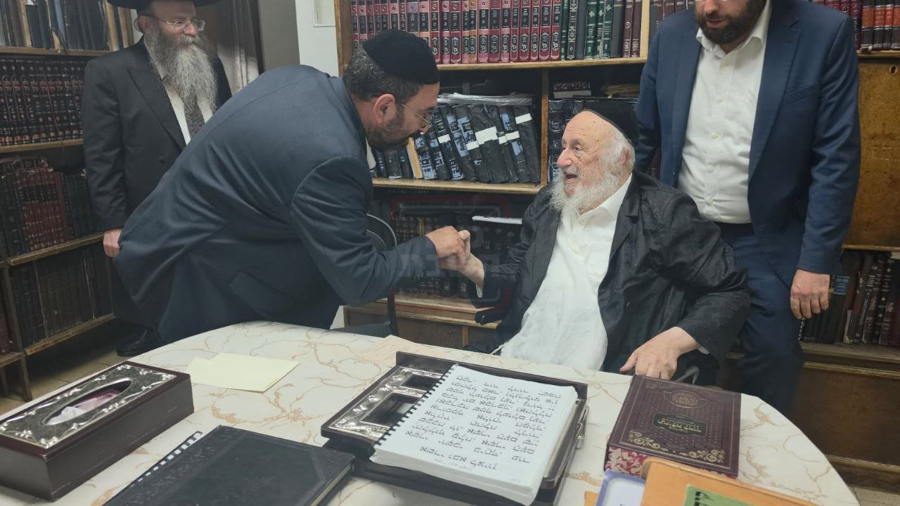 הבית נשרף, יועץ התקשורת ניצל | 'זופניק בכיכר' עם כל התמונות, הנייעס והחשיפות של השבוע