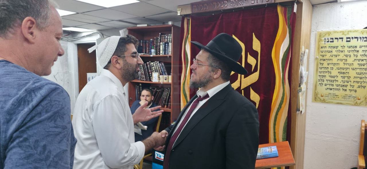 הבית נשרף, יועץ התקשורת ניצל | 'זופניק בכיכר' עם כל התמונות, הנייעס והחשיפות של השבוע