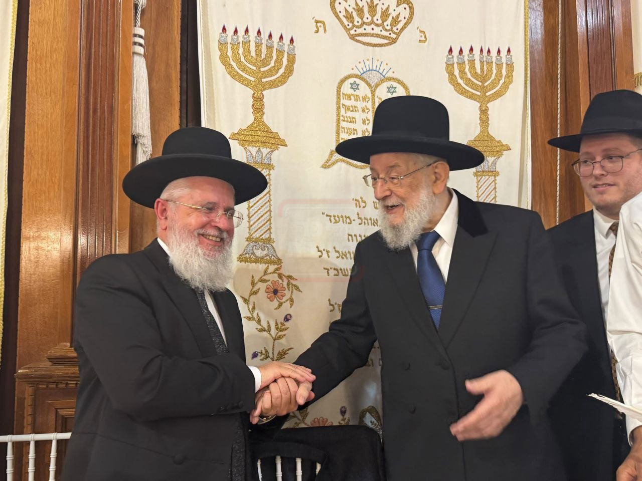הבית נשרף, יועץ התקשורת ניצל | 'זופניק בכיכר' עם כל התמונות, הנייעס והחשיפות של השבוע