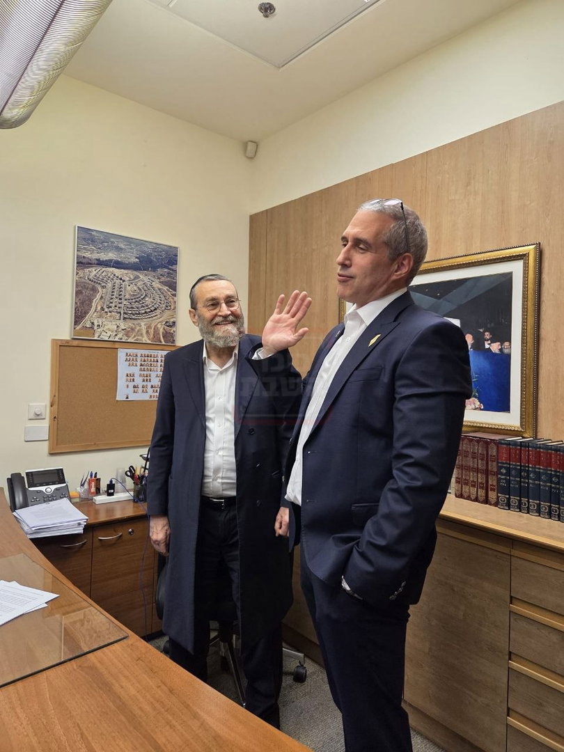 הבית נשרף, יועץ התקשורת ניצל | 'זופניק בכיכר' עם כל התמונות, הנייעס והחשיפות של השבוע