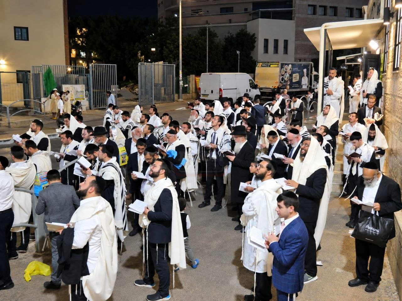 הבית נשרף, יועץ התקשורת ניצל | 'זופניק בכיכר' עם כל התמונות, הנייעס והחשיפות של השבוע