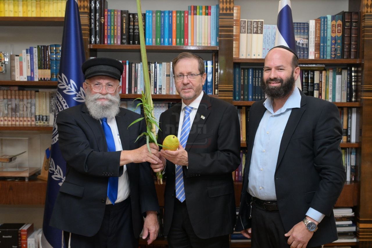 הבית נשרף, יועץ התקשורת ניצל | 'זופניק בכיכר' עם כל התמונות, הנייעס והחשיפות של השבוע