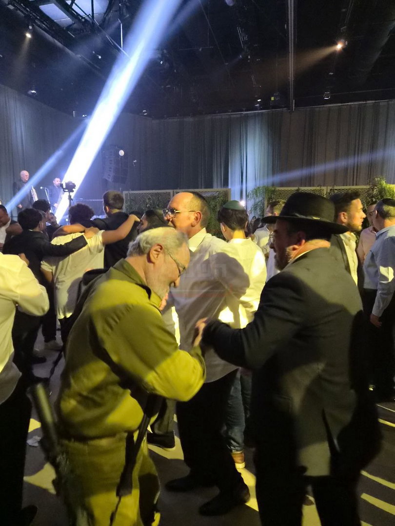 הבית נשרף, יועץ התקשורת ניצל | 'זופניק בכיכר' עם כל התמונות, הנייעס והחשיפות של השבוע