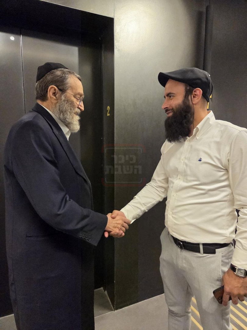 הבית נשרף, יועץ התקשורת ניצל | 'זופניק בכיכר' עם כל התמונות, הנייעס והחשיפות של השבוע