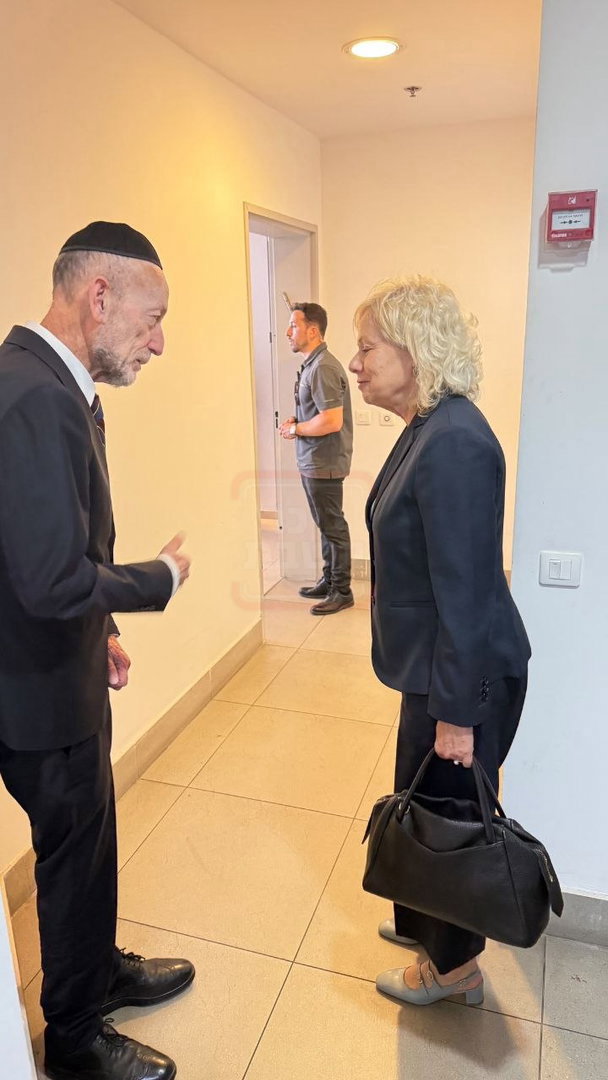 הבית נשרף, יועץ התקשורת ניצל | 'זופניק בכיכר' עם כל התמונות, הנייעס והחשיפות של השבוע