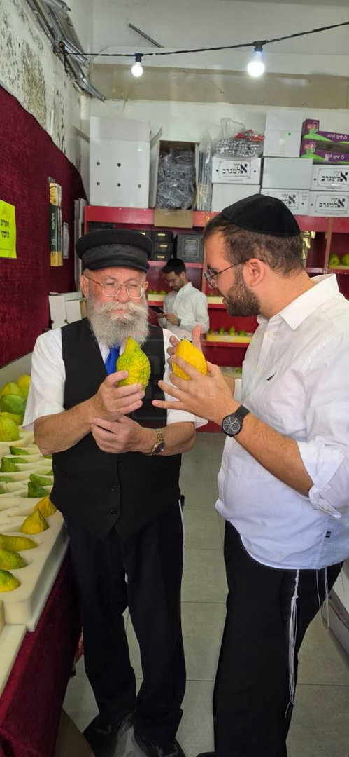 הבית נשרף, יועץ התקשורת ניצל | 'זופניק בכיכר' עם כל התמונות, הנייעס והחשיפות של השבוע