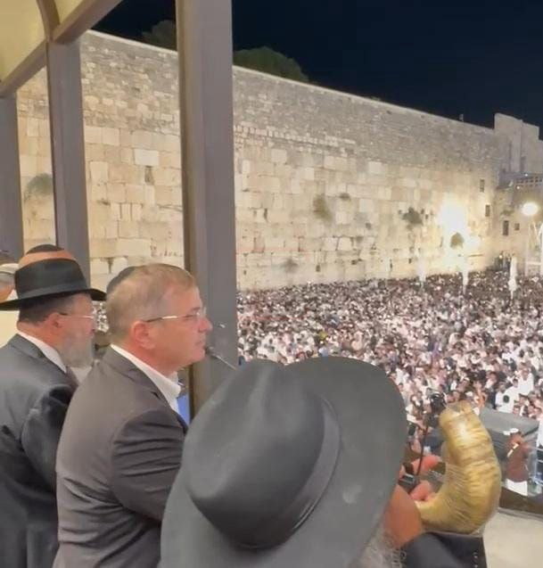 הבית נשרף, יועץ התקשורת ניצל | 'זופניק בכיכר' עם כל התמונות, הנייעס והחשיפות של השבוע