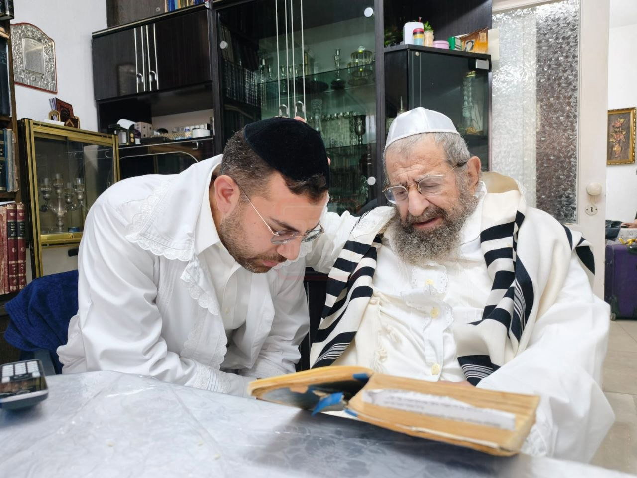 הבית נשרף, יועץ התקשורת ניצל | 'זופניק בכיכר' עם כל התמונות, הנייעס והחשיפות של השבוע