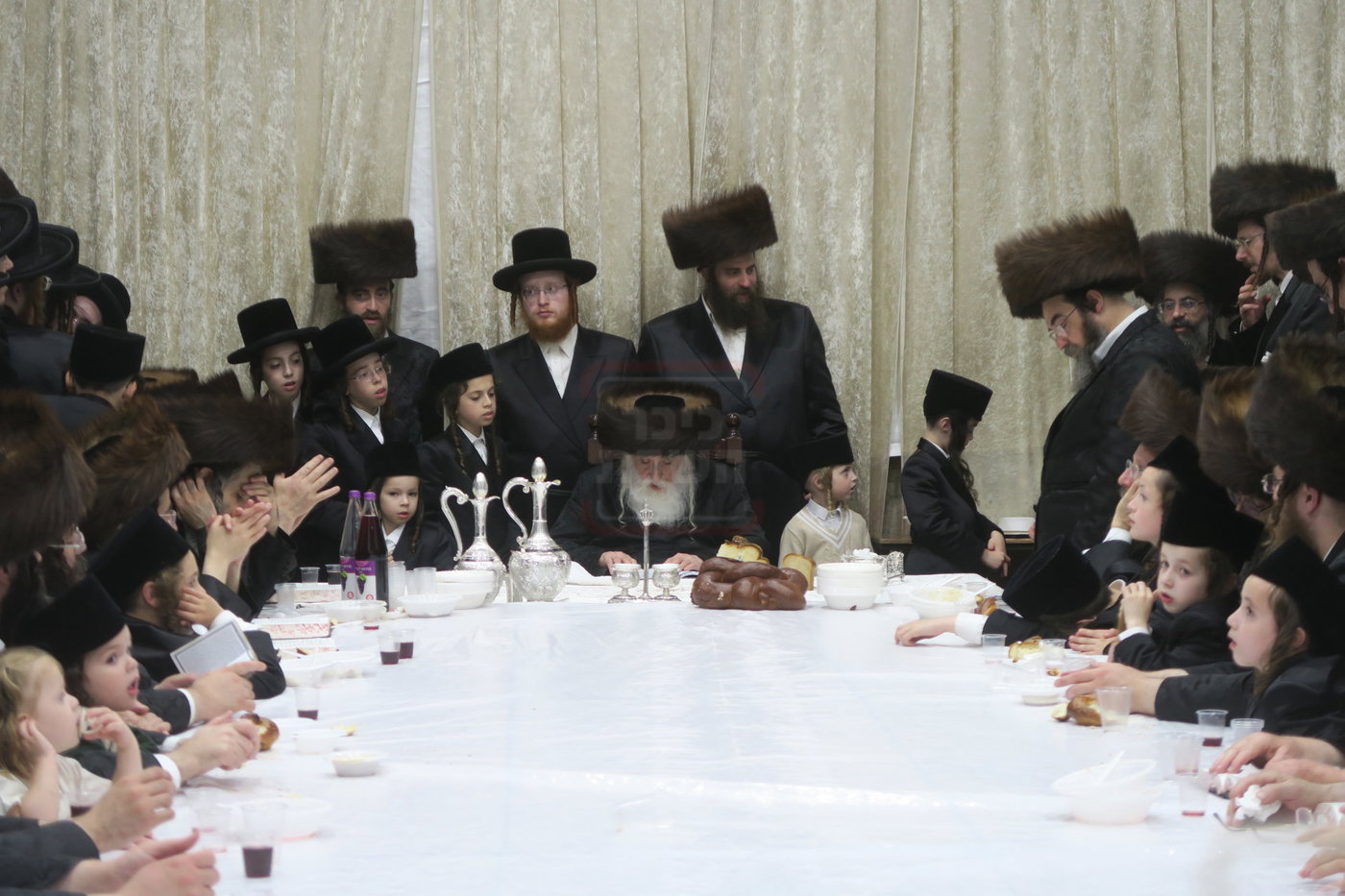 האדמו"ר ממחנובקא בעלזא בטיש חוה"מ סוכות