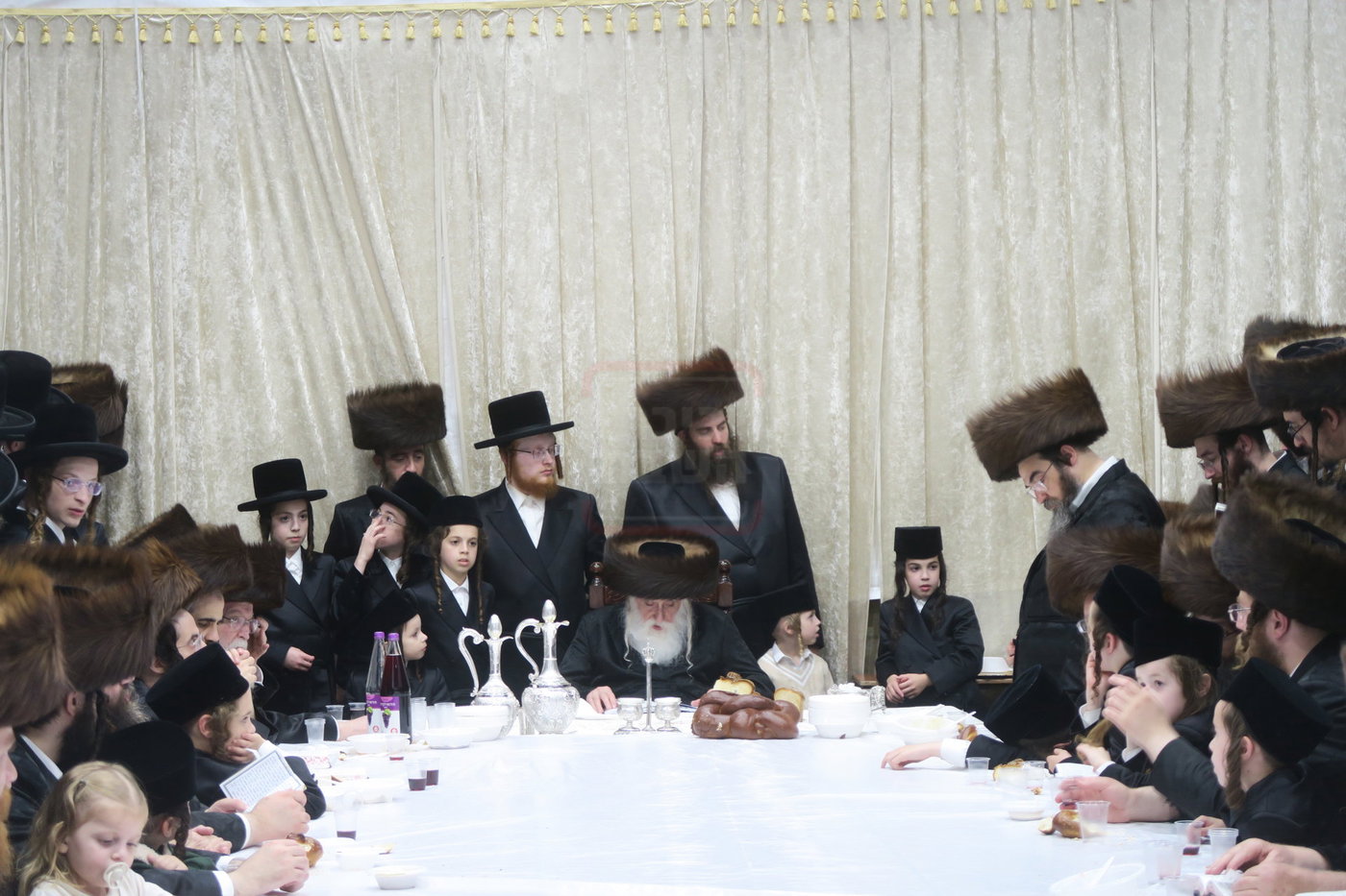 האדמו"ר ממחנובקא בעלזא בטיש חוה"מ סוכות