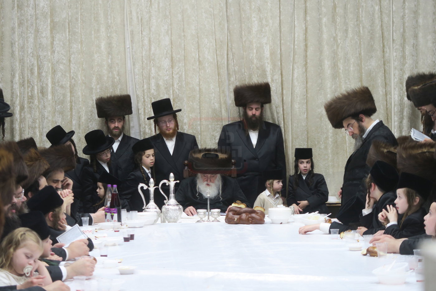 האדמו"ר ממחנובקא בעלזא בטיש חוה"מ סוכות