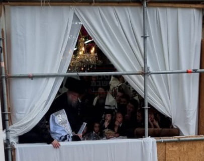 האדמו"ר מויז'ניץ בנענועים בחוה"מ סוכות