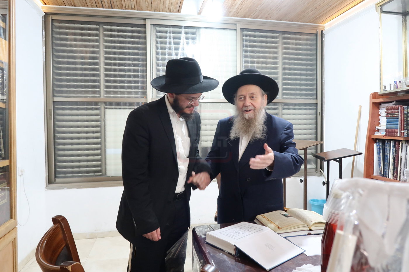 הגר"ד בצרי זצ"ל בבדיקת הדסים לסוכות תשפ"ז