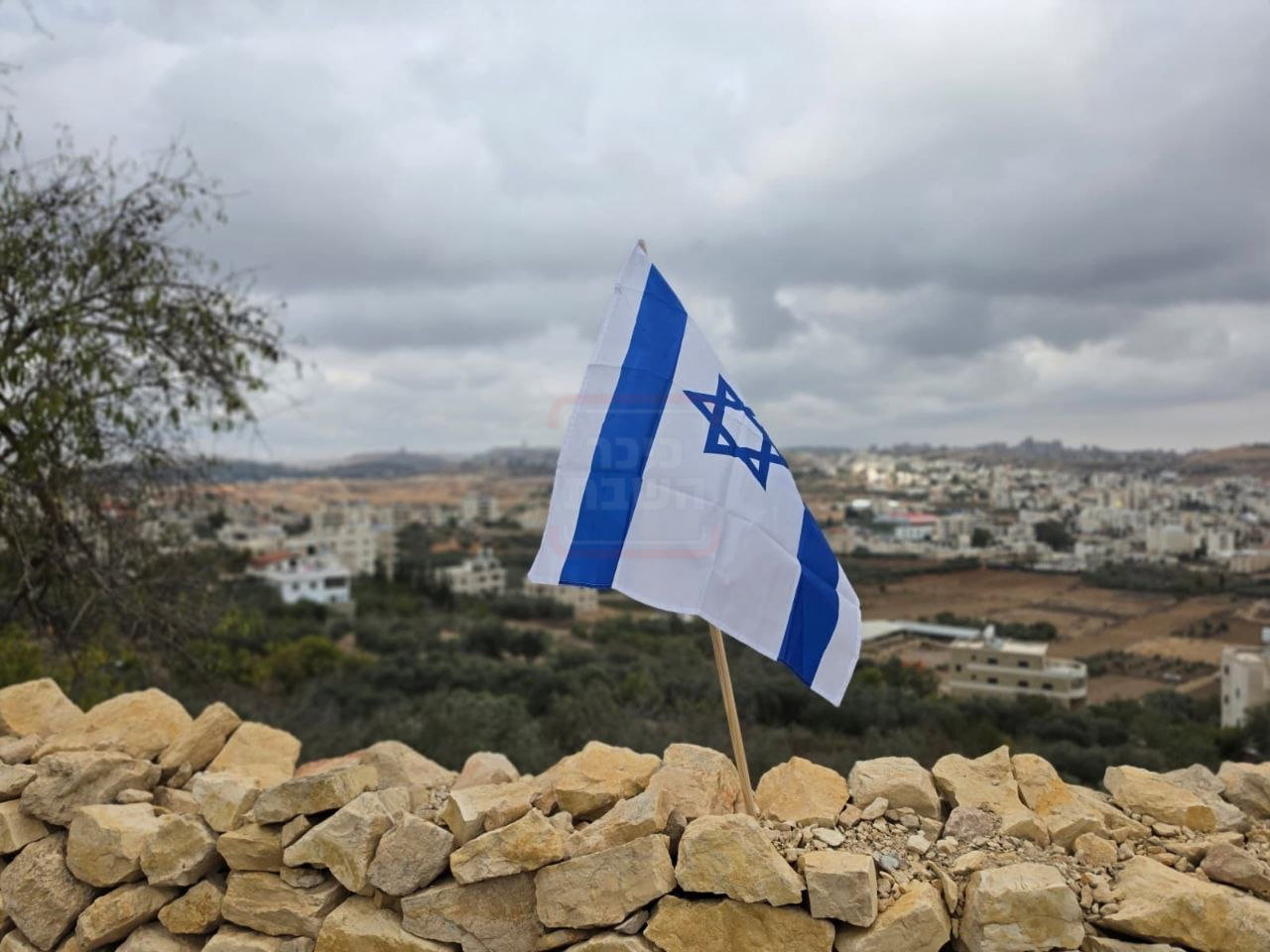 תל גבעון שטח C ברגע של "ציונות" (הדגלים נתלים לכבוד הטיול בלבד)
