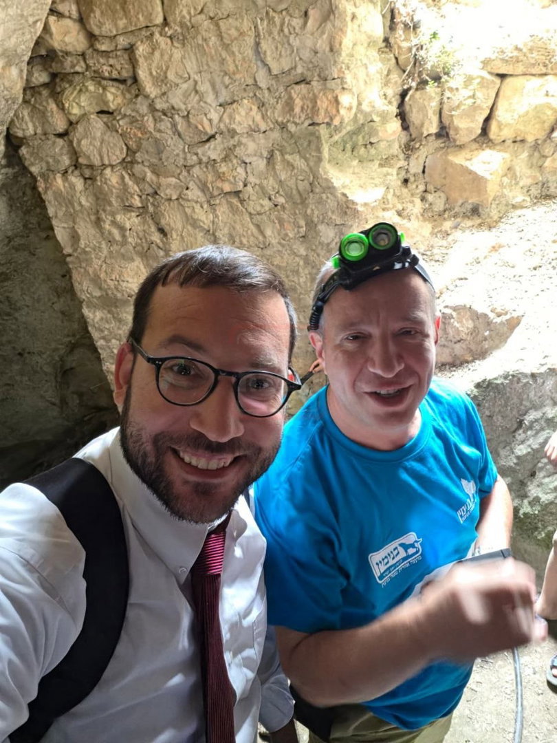 כותב השורות ישראל שפירא וחוקר ארץ ישראל מאיר רוטר בתל גבעון