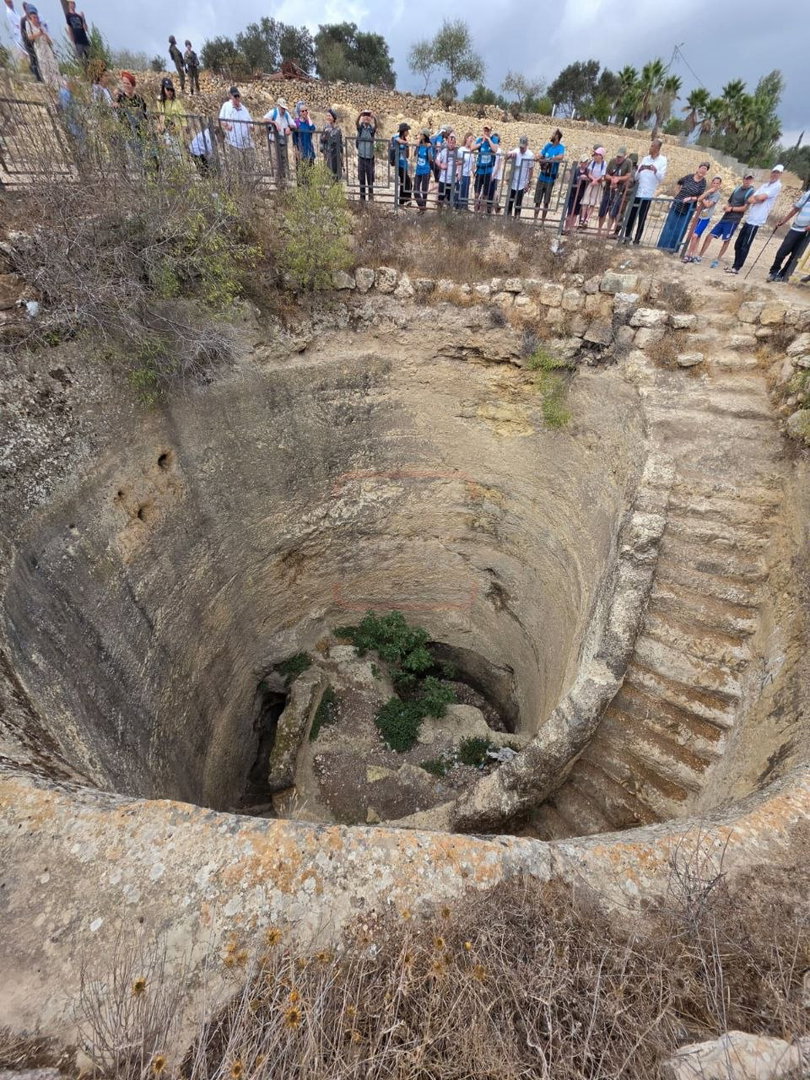 "ויפגשום על בריכת גבעון, יחדיו; ויישבו אלה על הבריכה, מזה, ואלה על הבריכה, מזה" שמואל ב ב יב-יד