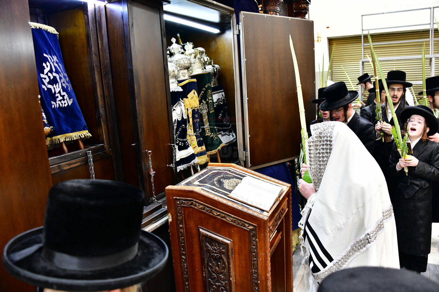 חג הסוכות בחצה"ק קרעטשניף י-ם
