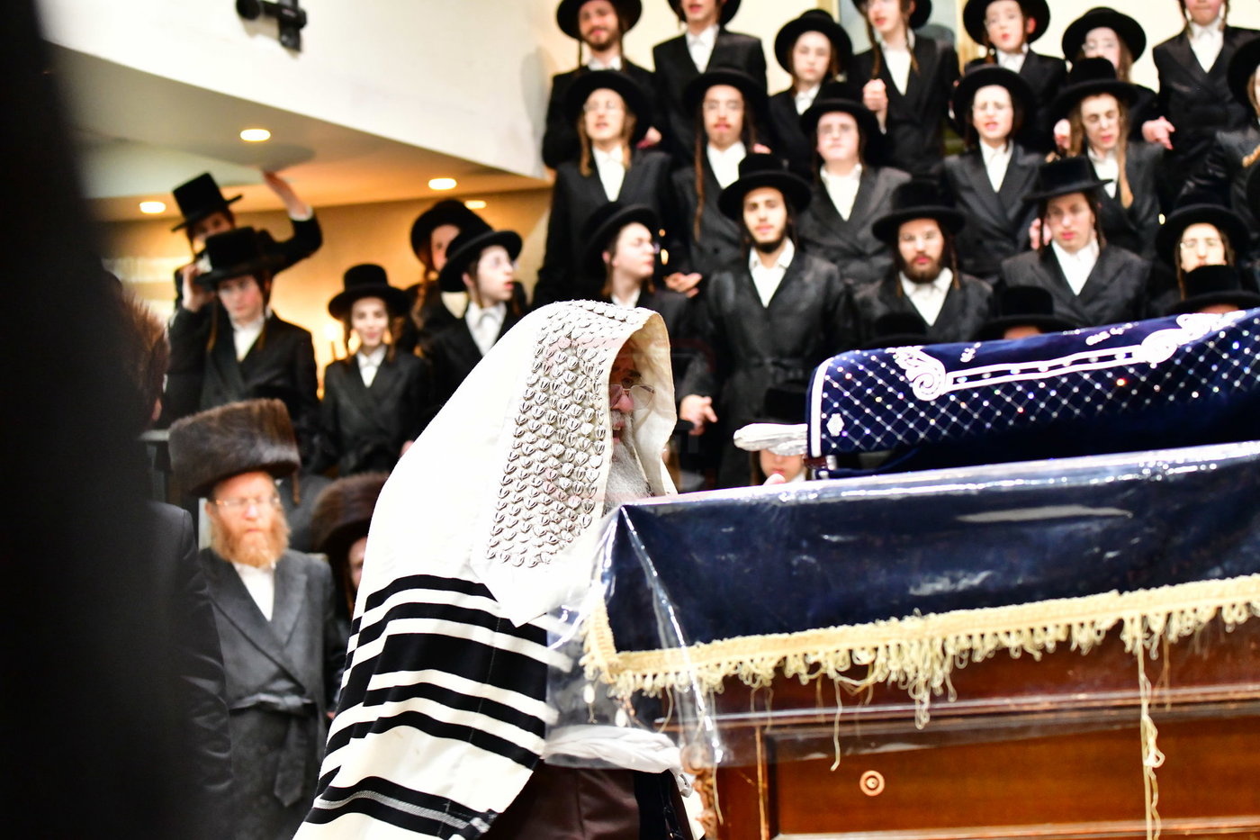 חג הסוכות בחצה"ק קרעטשניף י-ם
