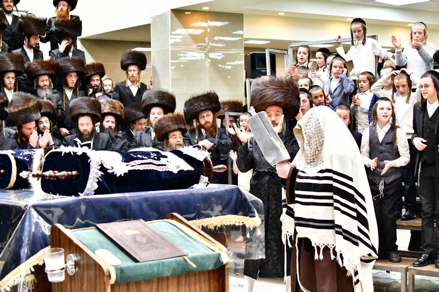 חג הסוכות בחצה"ק קרעטשניף י-ם