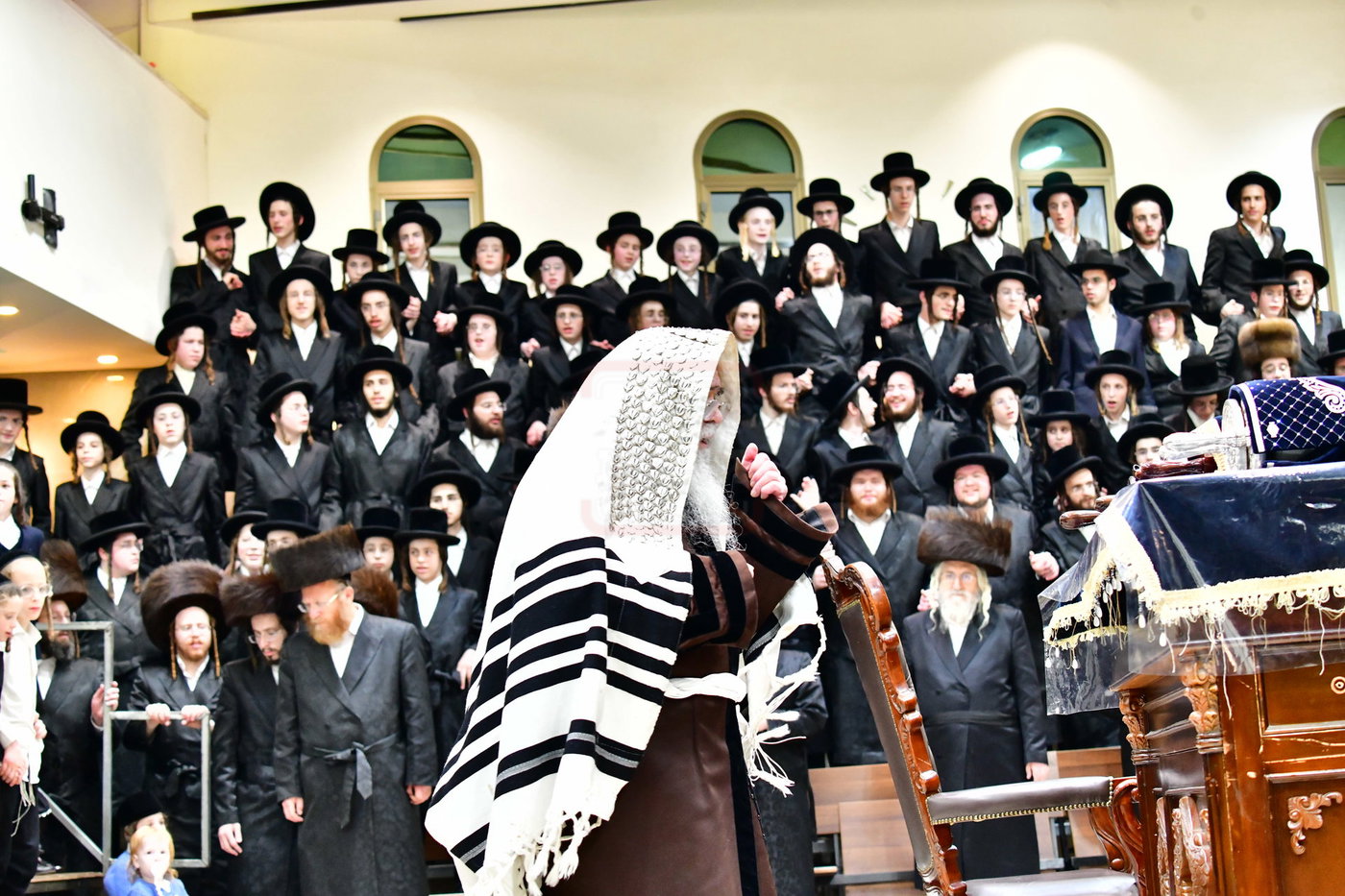 חג הסוכות בחצה"ק קרעטשניף י-ם