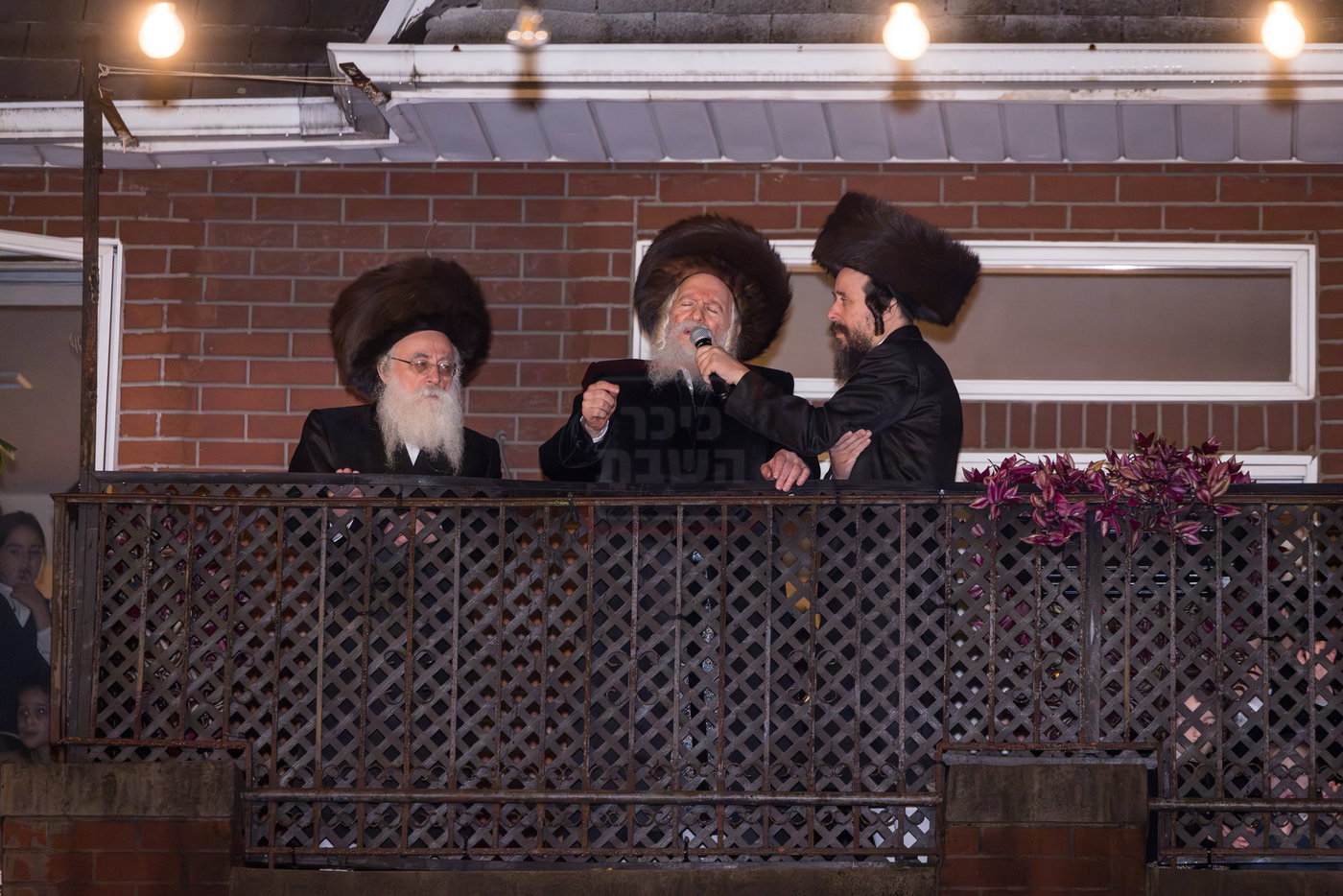 מוצאי שמחת תורה בחצה"ק באבוב