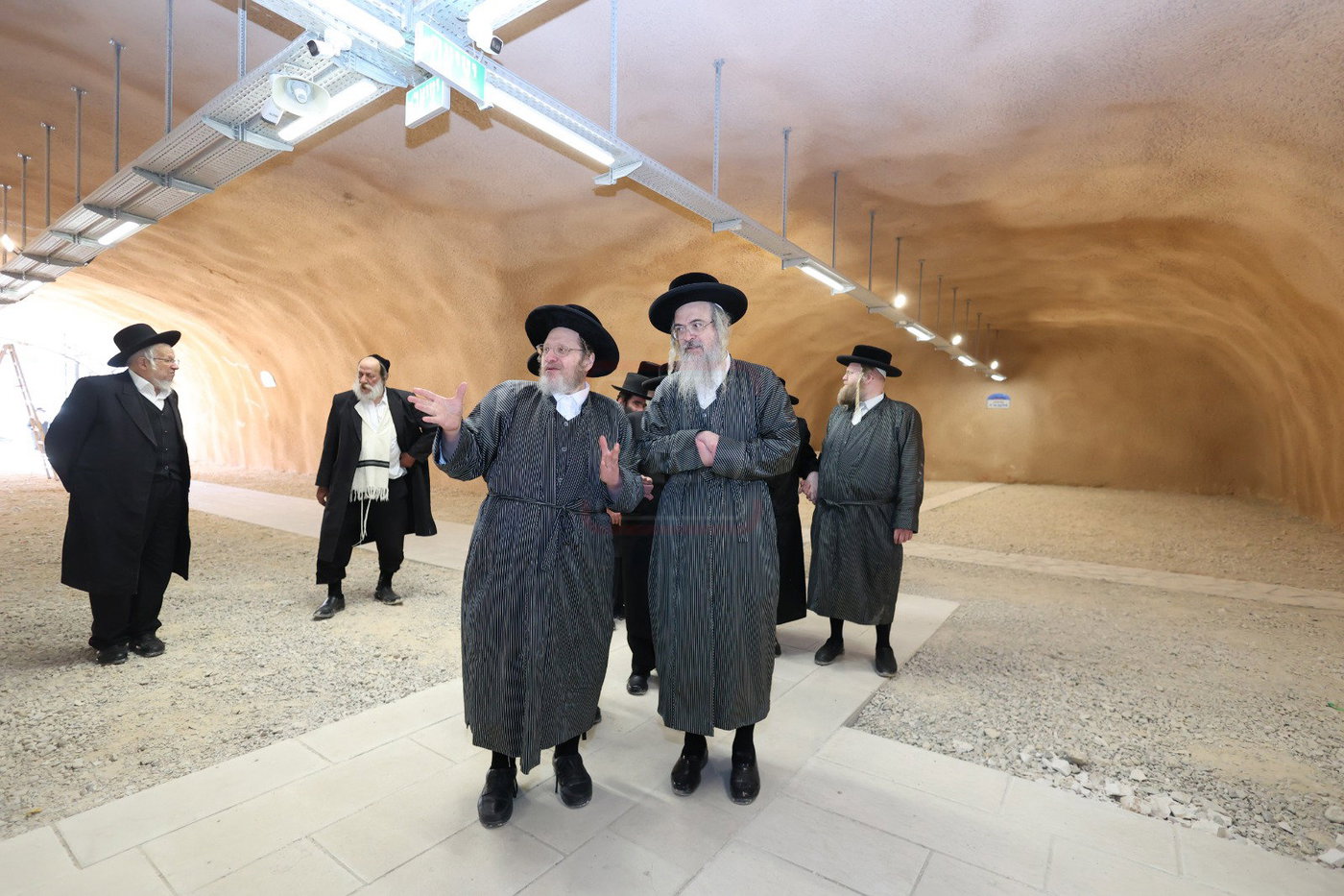חברי בד"ץ העדה החרדית בסיור בחלקת קבורת המערות בהר המנוחות