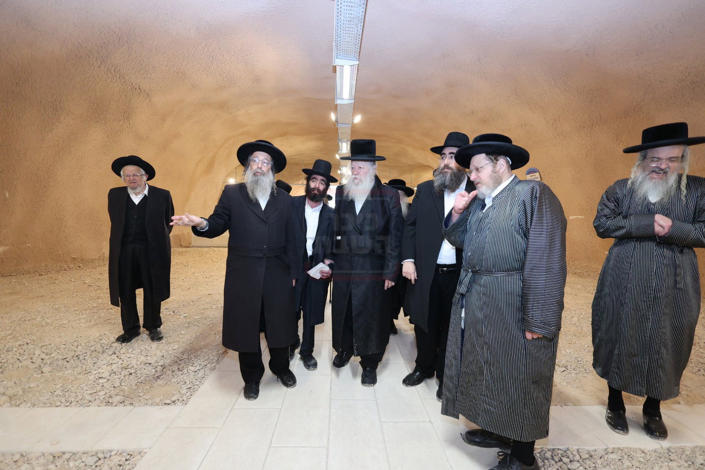 חברי בד"ץ העדה החרדית בסיור בחלקת קבורת המערות בהר המנוחות