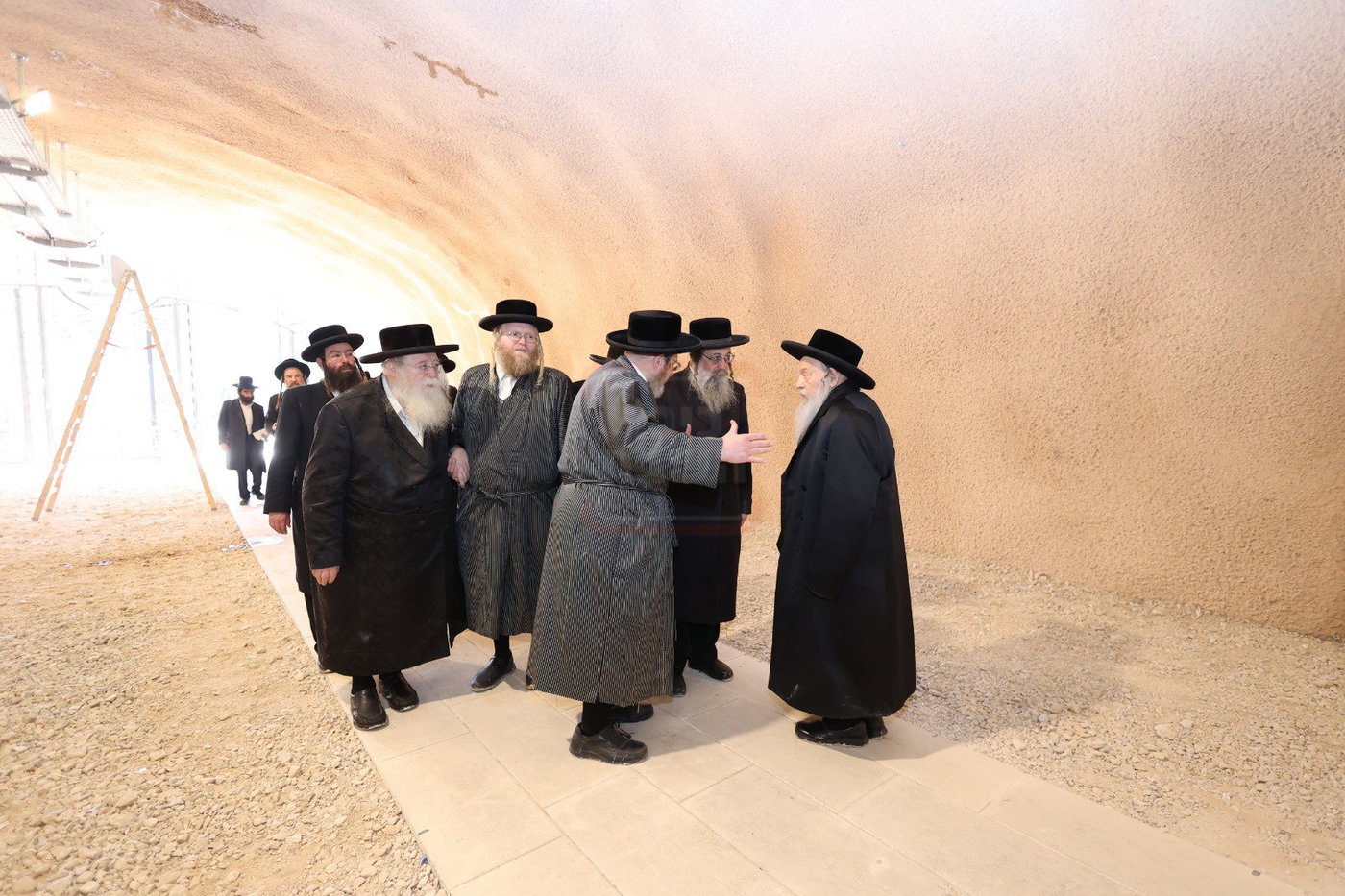 הגאון רבי יהושע רוזנברג בסיור בחלקת קבורת המערות בהר המנוחות