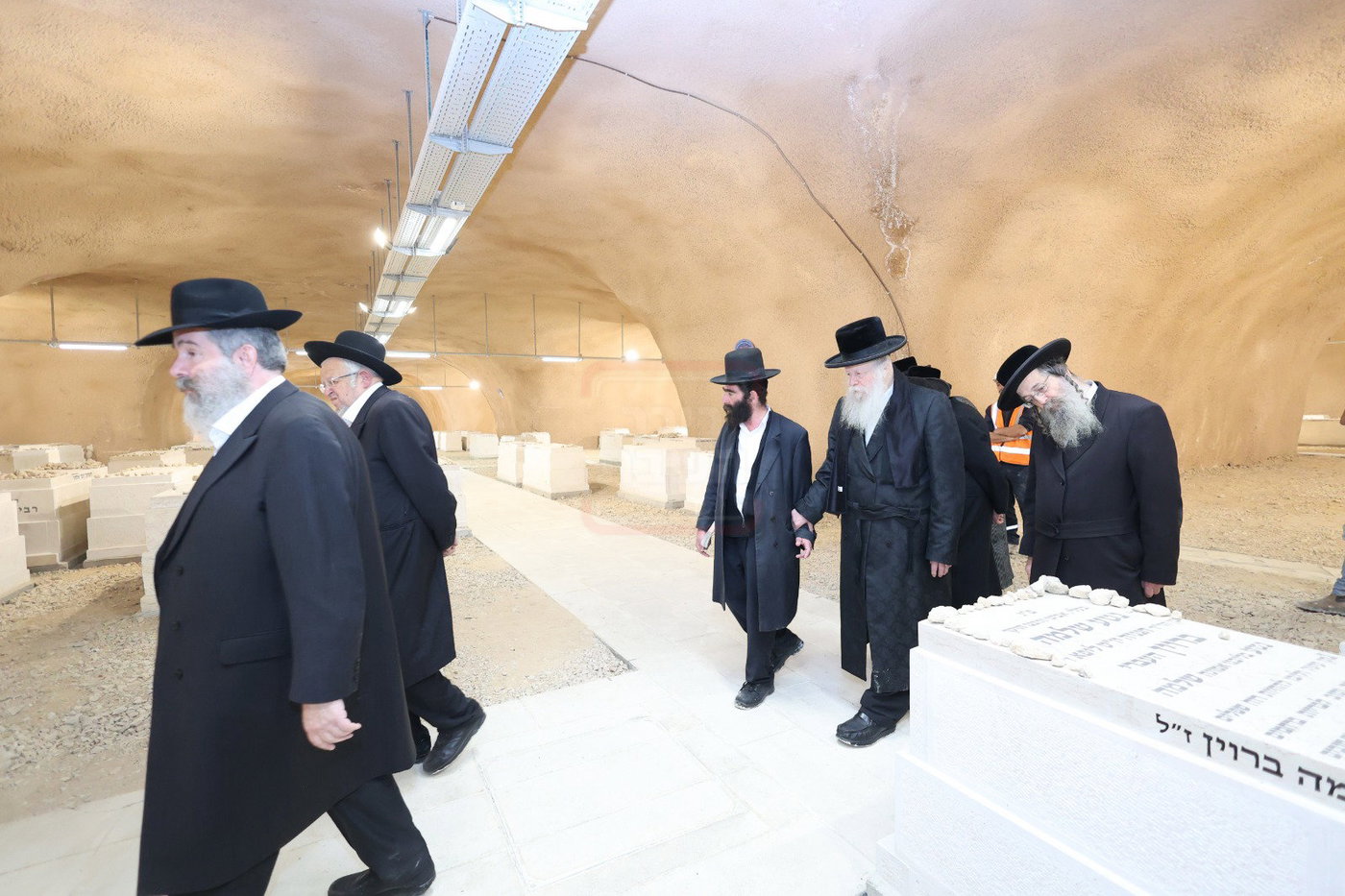 חברי בד"ץ העדה החרדית בסיור בחלקת קבורת המערות בהר המנוחות