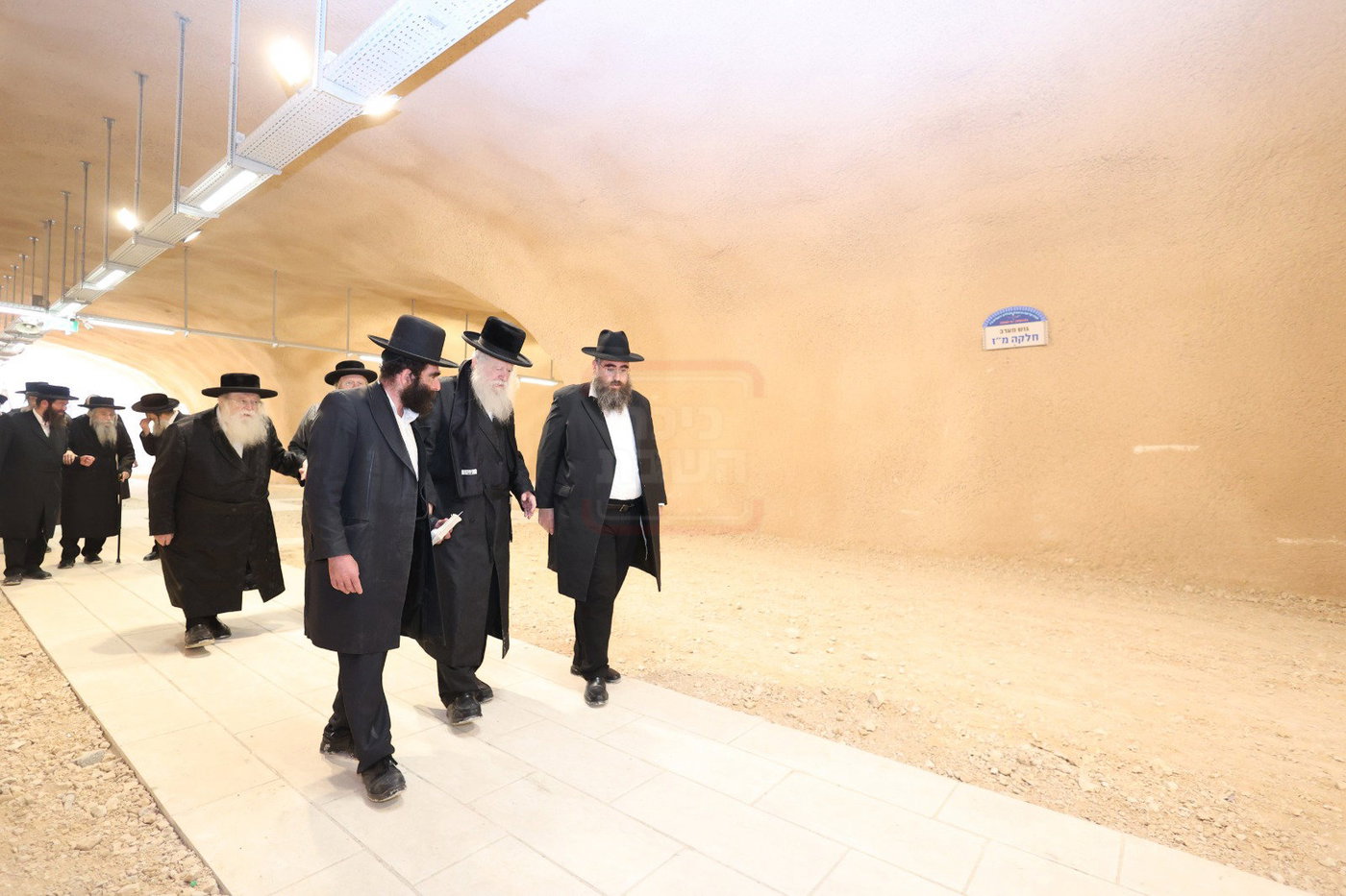 חברי בד"ץ העדה החרדית בסיור בחלקת קבורת המערות בהר המנוחות