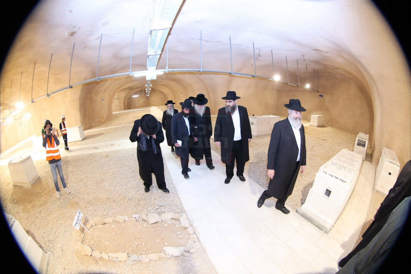 חברי בד"ץ העדה החרדית בסיור בחלקת קבורת המערות בהר המנוחות