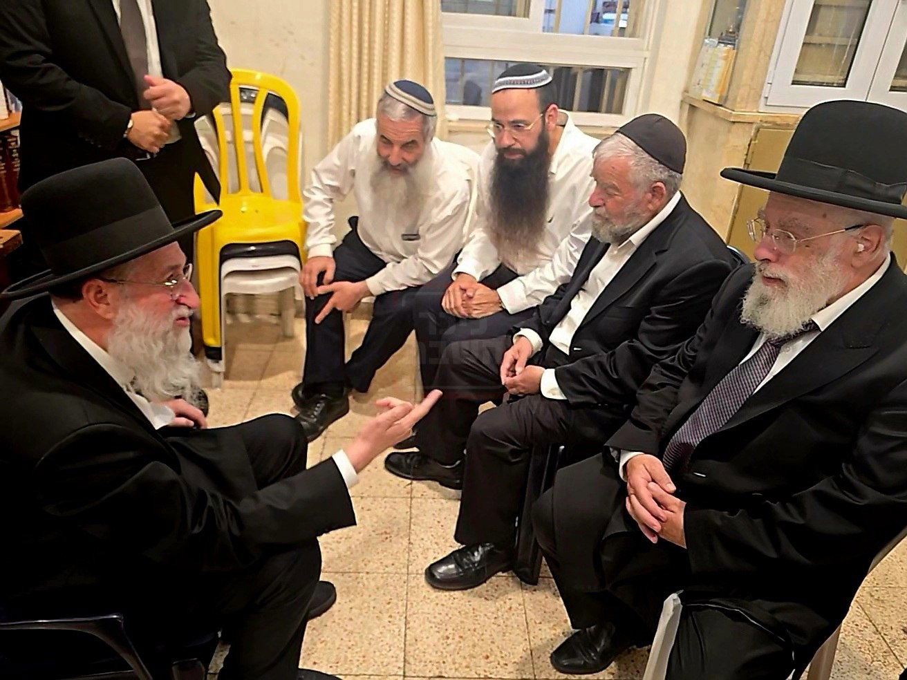 הפדיחה של בן האדמו"ר | 'זופניק בכיכר' עם כל התמונות, הנייעס והחשיפות של השבוע