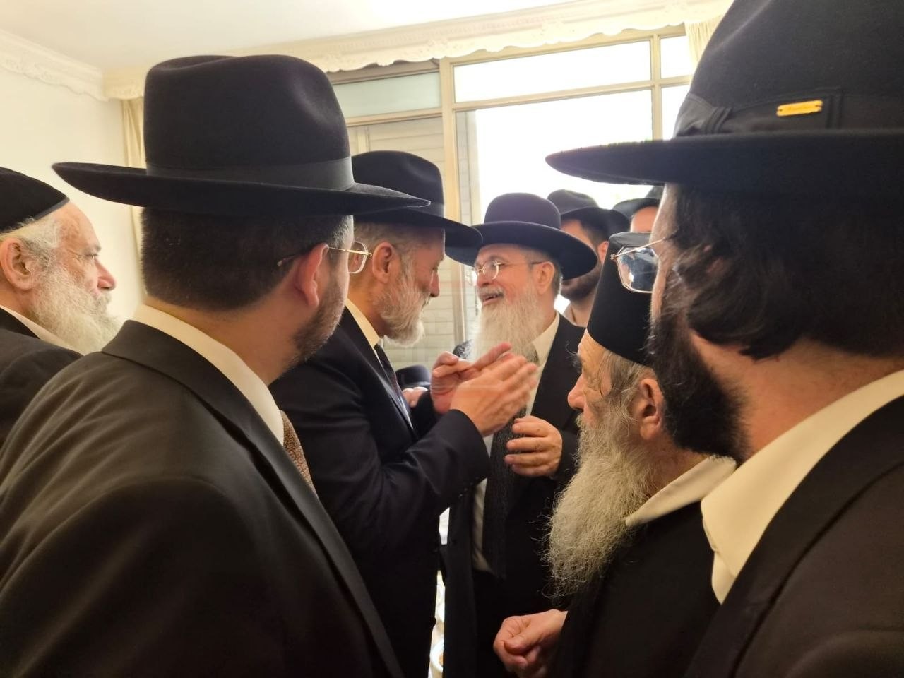 הפדיחה של בן האדמו"ר | 'זופניק בכיכר' עם כל התמונות, הנייעס והחשיפות של השבוע