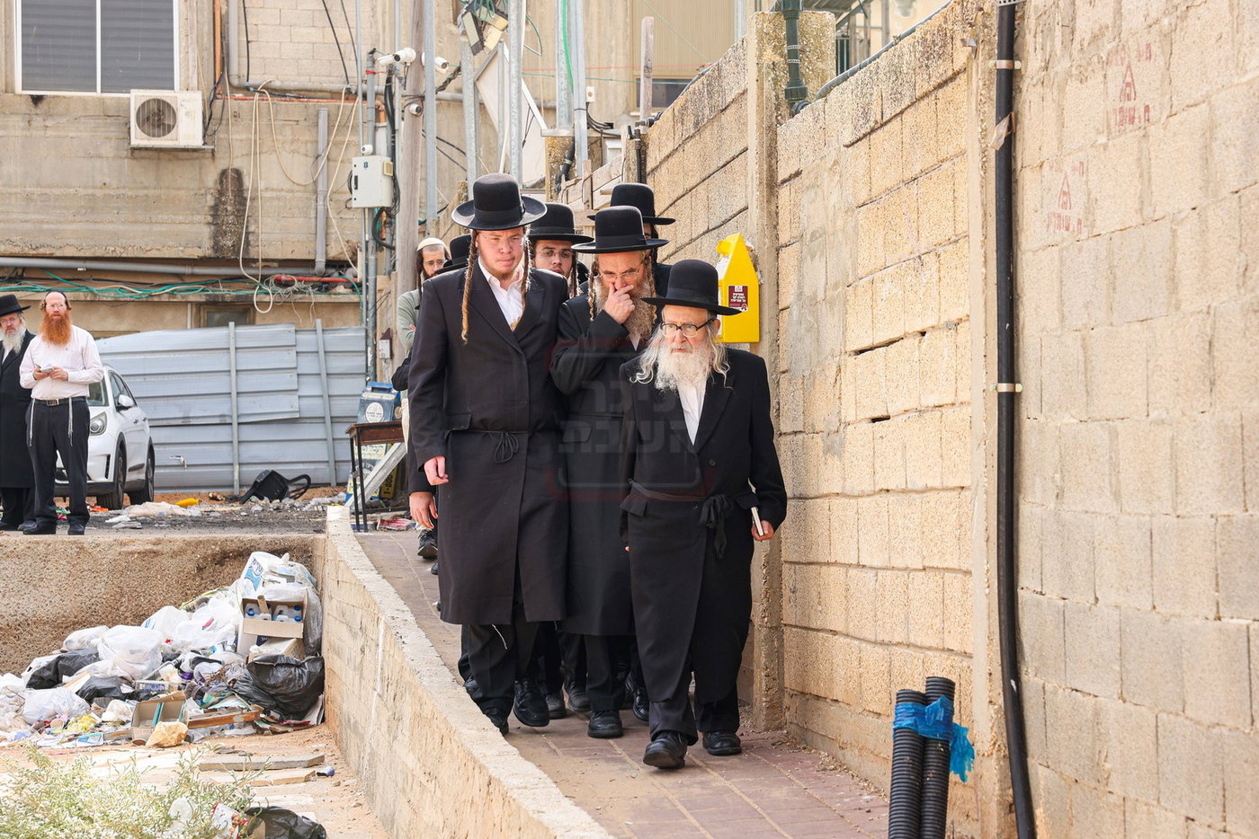 האדמו"ר מאמשינוב בתפילה בבית העלמין בב"ב