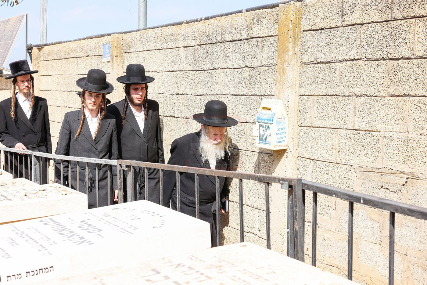 האדמו"ר מאמשינוב בתפילה בבית העלמין בב"ב